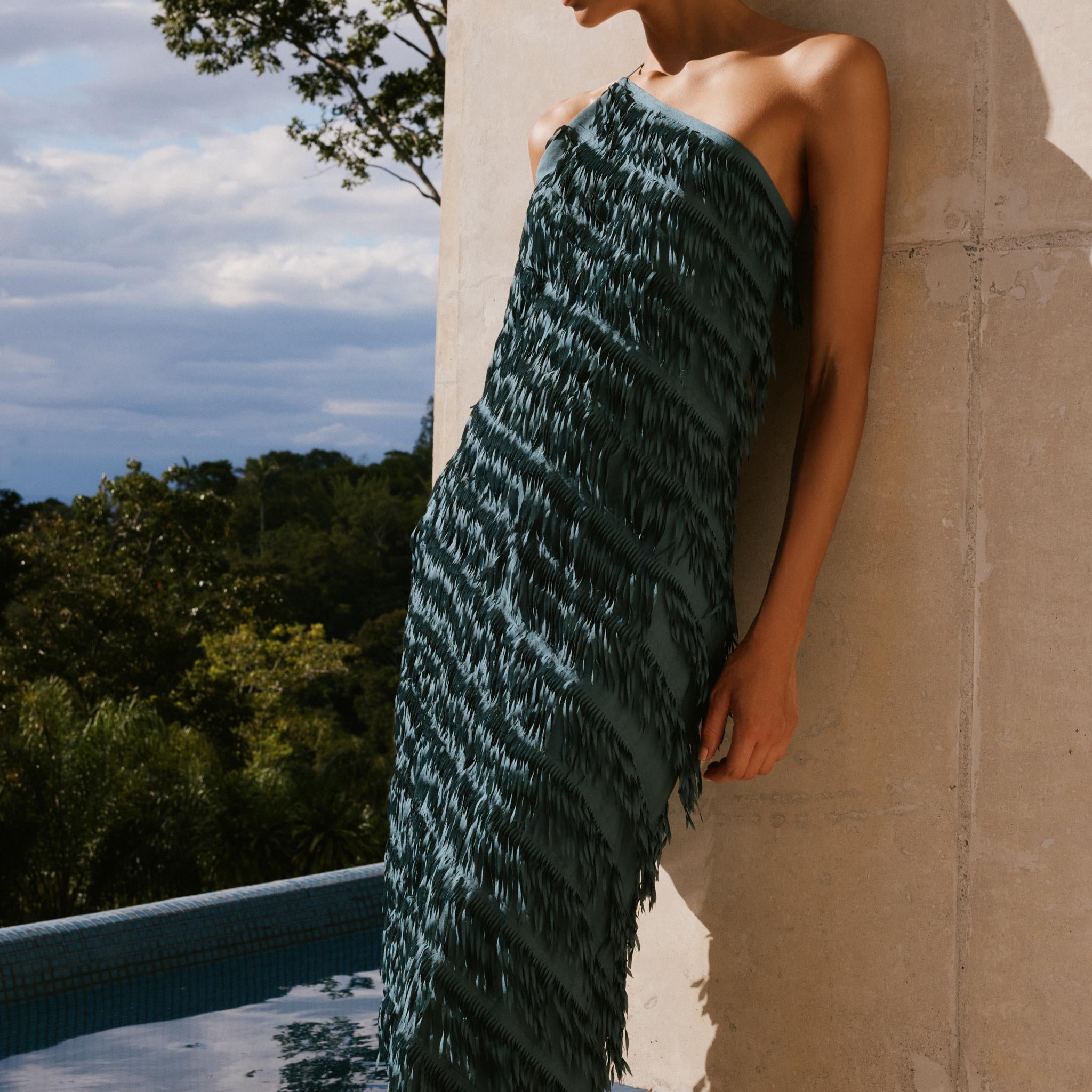 Vestido con flecos y escote asimétrico